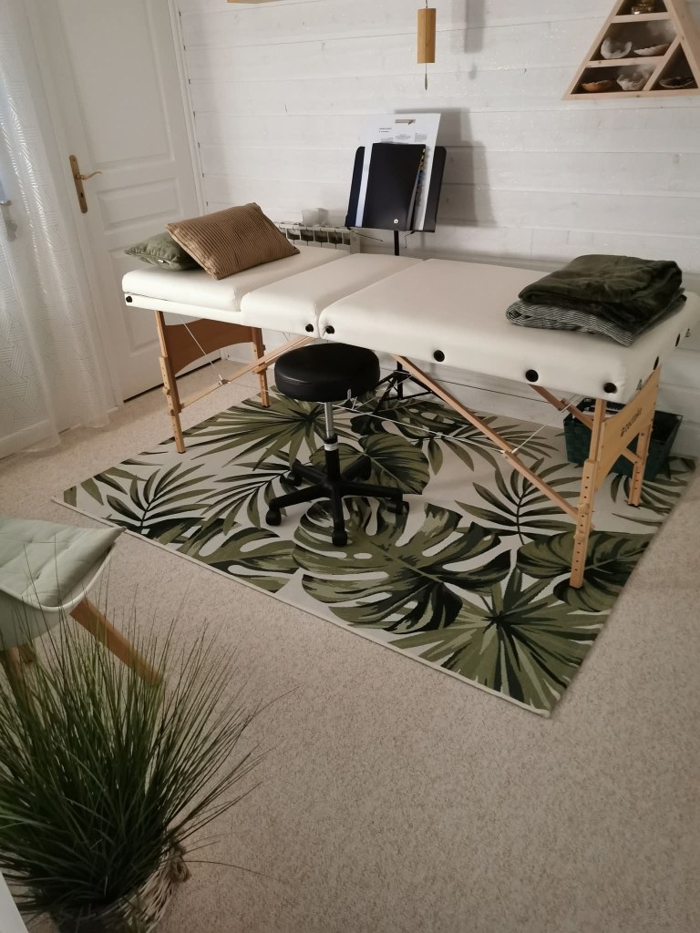 Cabinet de Laetitia TRY, énergéticienne à Pins-Justaret, espace accueillant dédié à la détente et au nettoyage énergétique