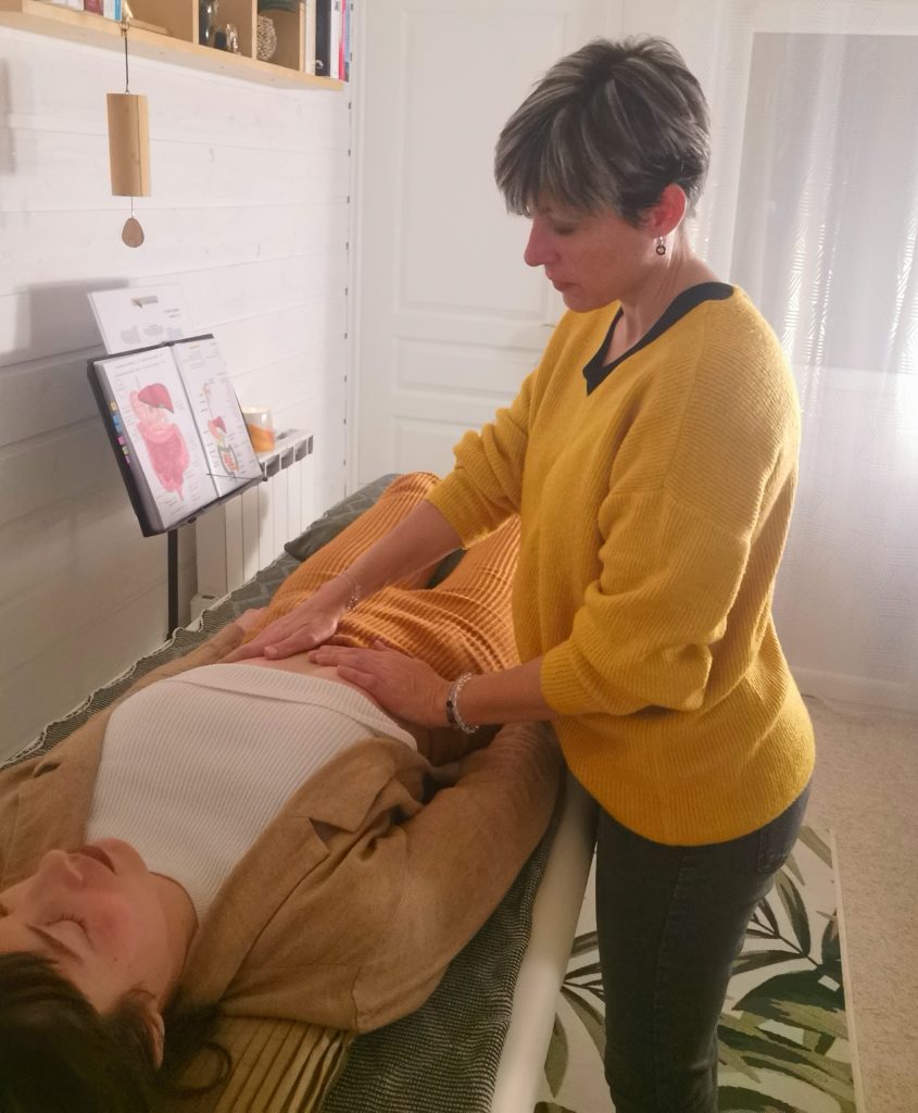 Laetitia TRY réalisant un micro massage énergétique dans son cabinet à Pins-Justaret, près de Toulouse